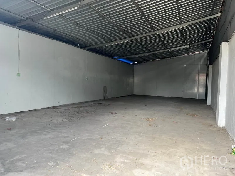 คลังสินค้า ให้เช่าในMueang Samut Prakan, Samut Prakan - ภายในโกดังโล่ง พื้นคอนกรีต หลังคาเมทัลชีทสูง ผนังสีขาว