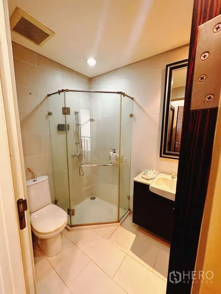 คอนโด ให้เช่าหรือขาย - ห้องน้ำสมัยใหม่พร้อมตู้ shower กระจกแบบมุม อ่างล้างหน้า และโถสุขภัณฑ์