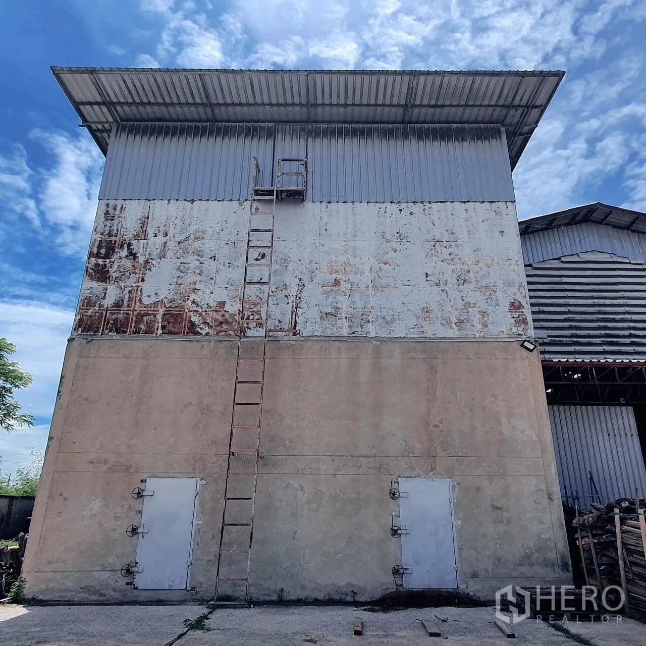 货栈 出租在Lam Luk Ka, Pathum Thani - 高耸的混凝土与金属储存塔，设爬梯和入口门