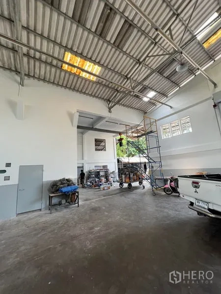 คลังสินค้า ให้เช่าในThung Khru, Bangkok - ภายในโกดังมีนั่งร้าน หน้าต่างข้าง ประตูบริการ และพื้นที่ผลิตโล่ง