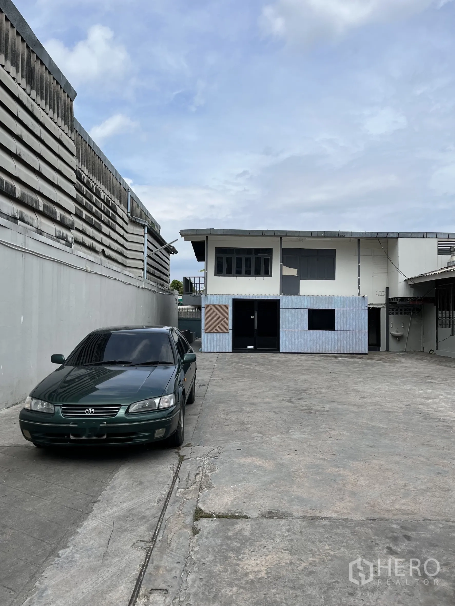 คลังสินค้า ให้เช่าในBangkok - ทางวิ่งคอนกรีตยาวภายในพื้นที่ มีอาคารสำนักงานสองชั้นด้านหลัง