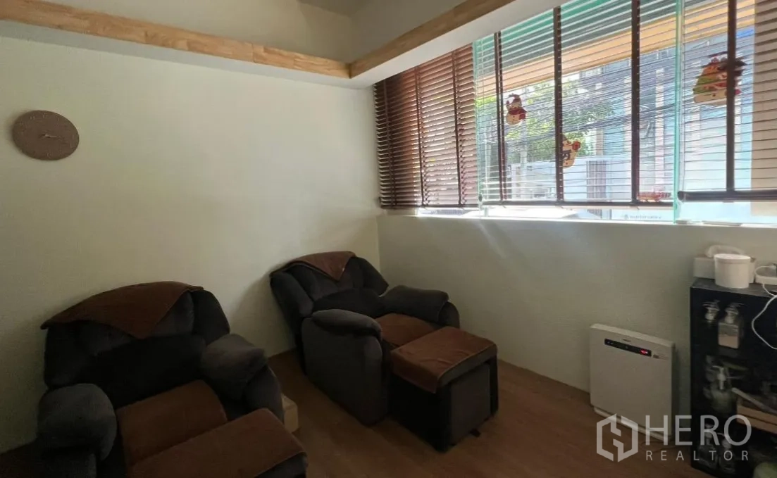 พื้นที่ขายปลีก ให้เช่าในKhlong Toei, Bangkok - พื้นที่พักผ่อน เก้าอี้เอน พร้อมมู่ลี่ไม้รับแสงธรรมชาติ.