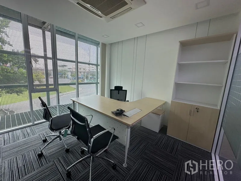 สำนักงาน ให้เช่า - ห้องผู้บริหารมุมอาคาร กระจกเต็มบาน โต๊ะทำงาน เก้าอี้รับรอง และชั้นวางบิวท์อิน