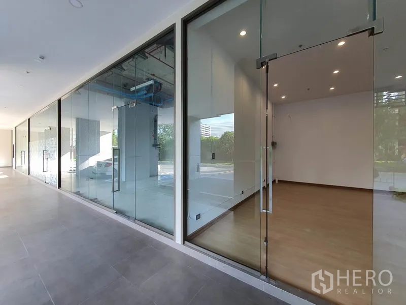 พื้นที่ขายปลีก ให้เช่าในWatthana, Bangkok - ประตูกระจกตลอดแนวทางเดิน มองเห็นพื้นที่ค้าปลีกว่างภายใน