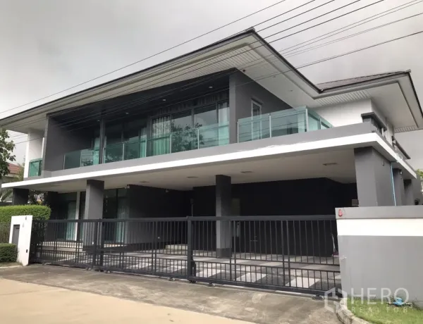 Detached House for rent in Bang Kapi, Bangkok - Modern two-storey detached house with glass balconies and a secure metal gate in Bang Kapi.