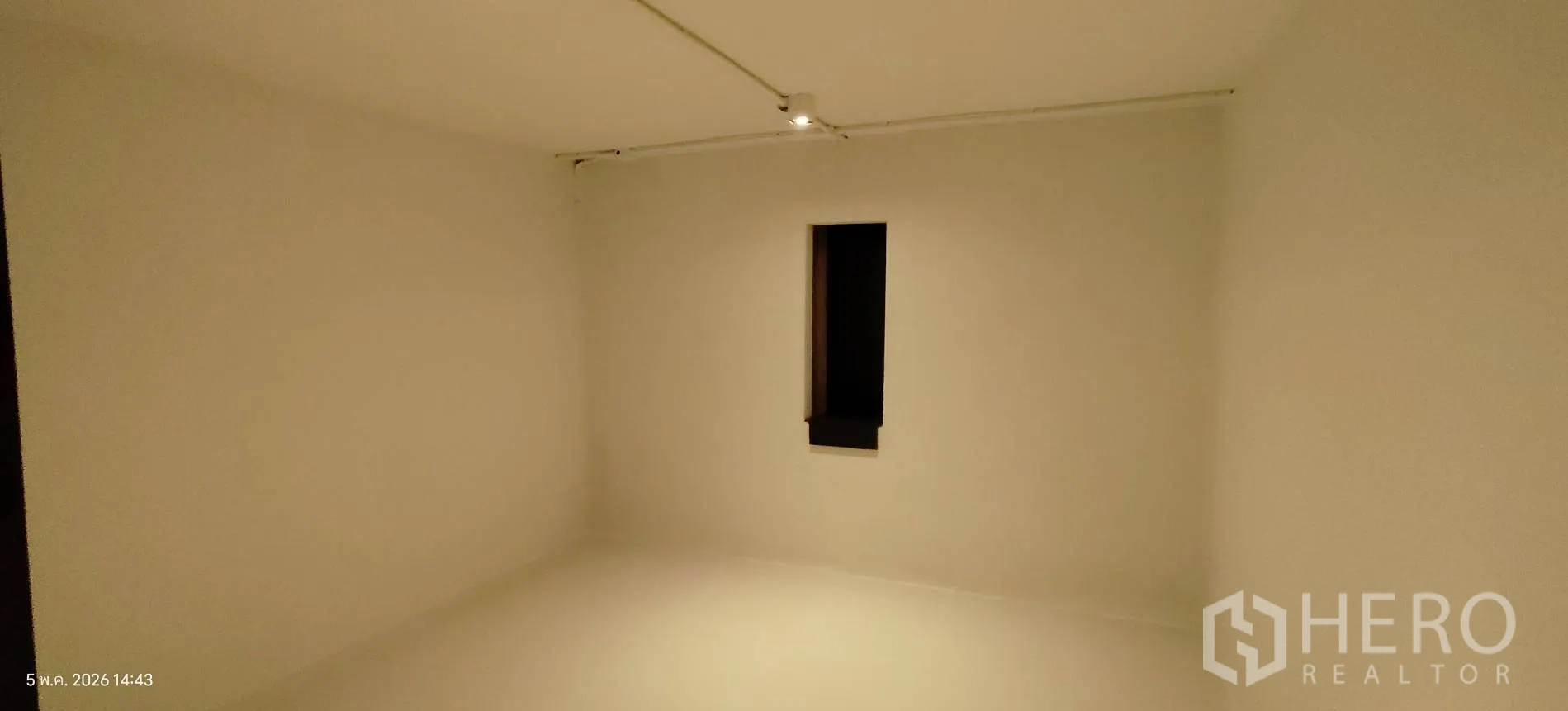 ตึกแถว for rent in Watthana, Bangkok - ห้องสีขาวเรียบพร้อมช่องหน้าต่างแนวตั้งและไฟราง