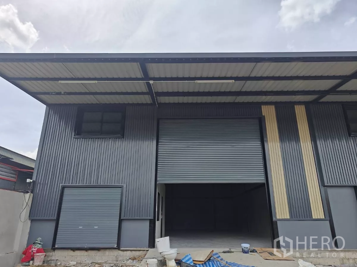 货栈 出租在Sam Phran, Nakhon Pathom - 现代金属板外立面，高挑屋顶与装卸平台
