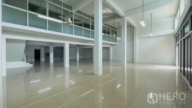คลังสินค้า ให้เช่าในBang Khun Thian, Bangkok - โถงสูงสองชั้นมีชั้นลอยสำนักงาน หน้าต่างบานใหญ่ และพื้นเงางาม