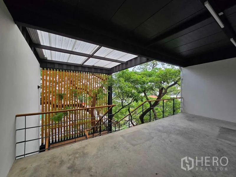 带办公室的家 出租在Chatuchak, Bangkok - 带金属屋顶的遮棚露台，木百叶面向绿树树梢。