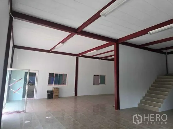 คลังสินค้า ให้เช่าในMueang Samut Sakhon, Samut Sakhon - พื้นที่สำนักงานในโกดัง พื้นกระเบื้อง เสาเหล็กสีแดง และไฟฟลูออเรสเซนต์