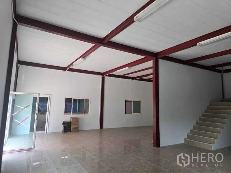 คลังสินค้า ให้เช่าในMueang Samut Sakhon, Samut Sakhon - พื้นที่สำนักงานในโกดัง พื้นกระเบื้อง เสาเหล็กสีแดง และไฟฟลูออเรสเซนต์