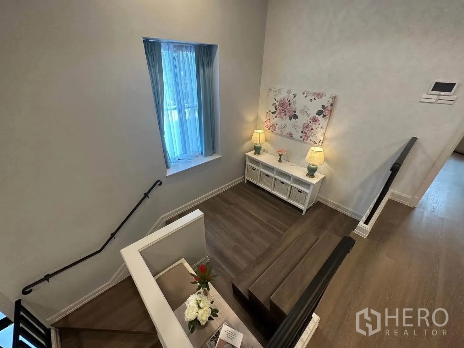 独栋房屋 for rent in Saphan Sung, Bangkok - 楼梯平台设玄关柜与台灯，侧窗引入自然光。