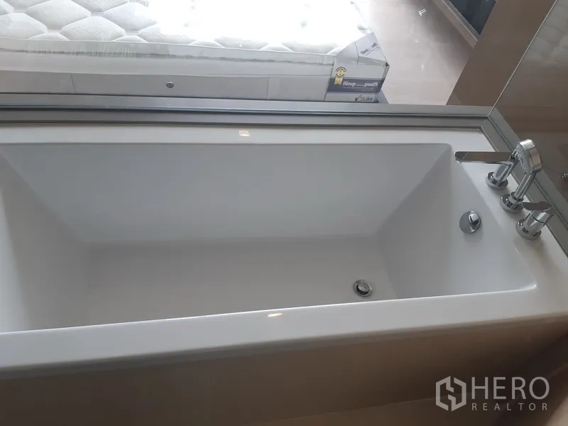 คอนโด ให้เช่าหรือขายในWatthana, Bangkok - อ่างอาบน้ำทรงลึกข้างหน้าต่างห้องนอนที่มองเห็นวิวเมือง