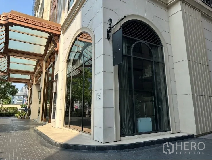 Retail Space for rent in Bang Rak, Bangkok - Corner retail facade with arched floor-to-ceiling windows beneath a glass canopy.