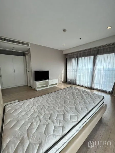 คอนโด ให้เช่าในKhlong Toei, Bangkok - ห้องนอนมาสเตอร์ หน้าต่างมุม ห้องเชื่อมระเบียง พร้อมชั้นวางทีวีและตู้เสื้อผ้า