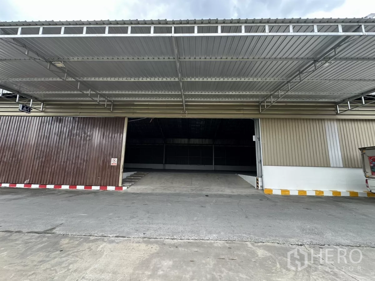 Warehouse for rent in Lat Krabang, Bangkok - Close-up of dock-high entrance with large sliding doors and wide canopy for all-weather loading.
