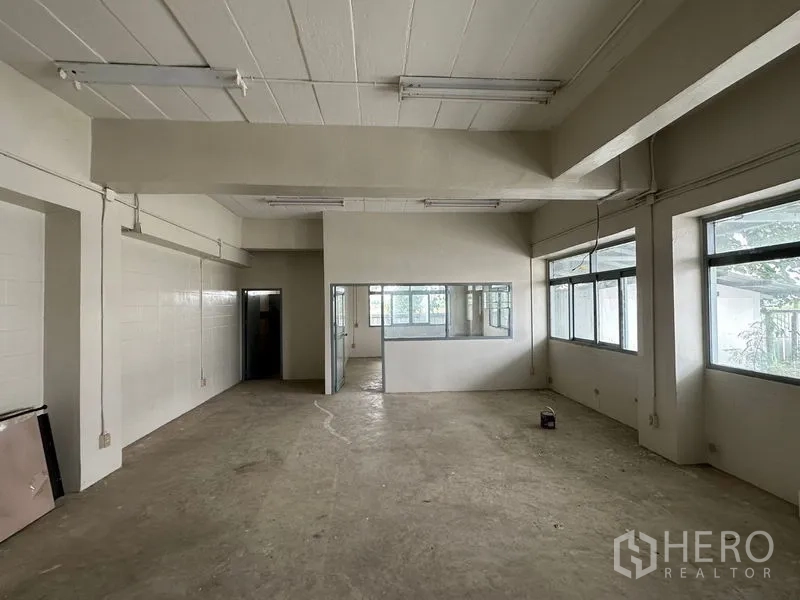 โรงงาน ให้เช่าในLam Luk Ka, Pathum Thani - พื้นที่สำนักงานชั้นบน มีหน้าต่างขนาดใหญ่และไฟฟลูออเรสเซนต์
