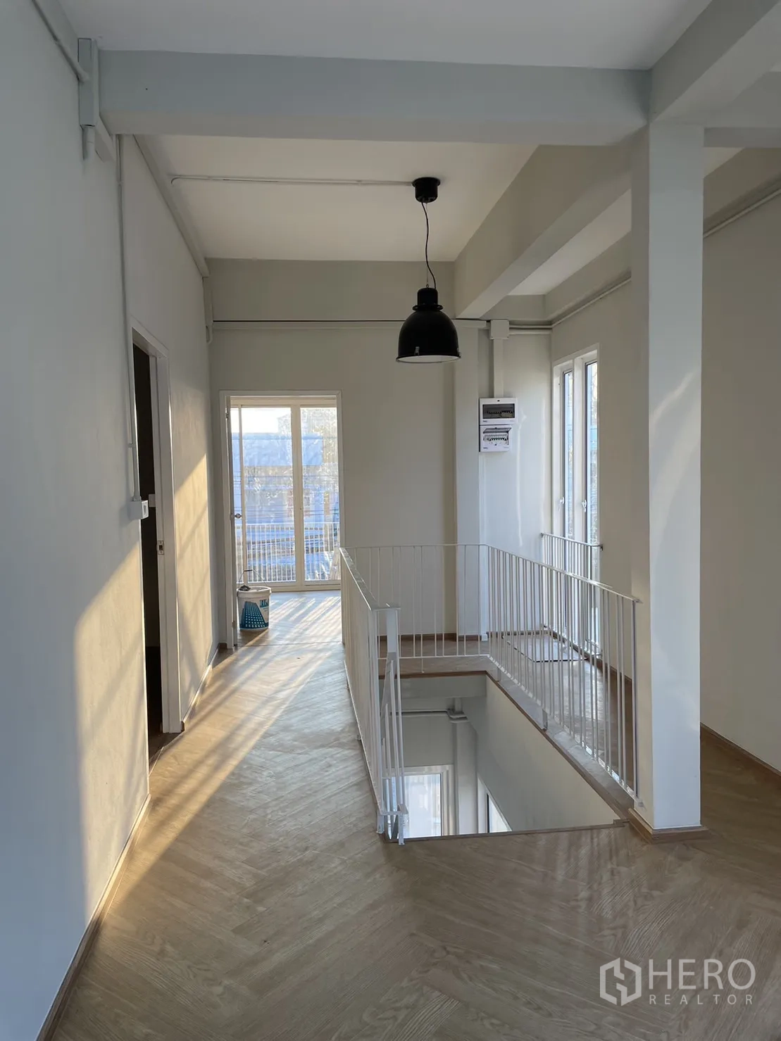 บ้าน ให้เช่าหรือขายในDin Daeng, Bangkok - โถงชั้นบนสไตล์ลอฟต์ โคมแขวน พื้นไม้ และราวกันตก