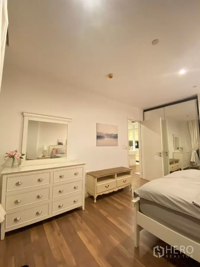 คอนโด ให้เช่าในPhra Khanong, Bangkok - ห้องนอนพร้อมตู้ลิ้นชัก กระจกส่อง และม้านั่ง พื้นไม้