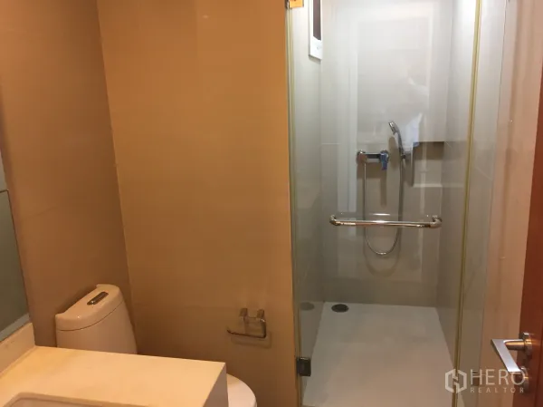 คอนโด ให้เช่าหรือขายในWatthana, Bangkok - ห้องน้ำสไตล์โมเดิร์นพร้อมตู้กระจกอาบน้ำและกระเบื้องโทนอบอุ่น