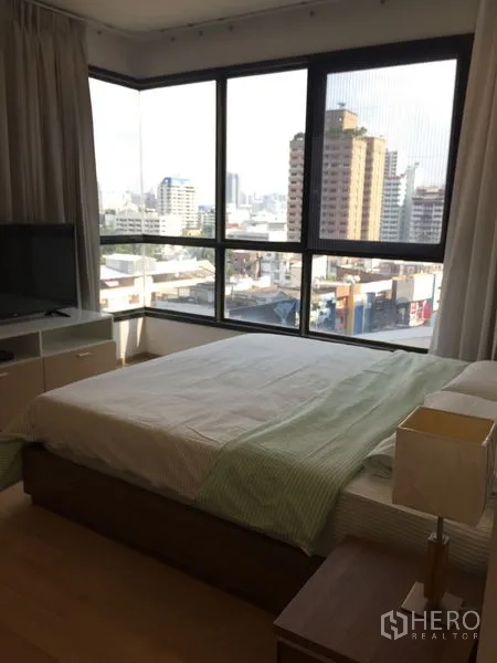 公寓 出租在Watthana, Bangkok - 转角卧室设大面积窗户，饱览曼谷城市景观