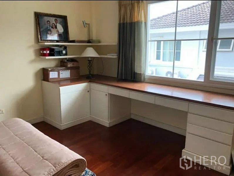 独立式住宅 出租在Phra Khanong, Bangkok - 书房/卧室，带超长一体书桌、置物架与大窗户