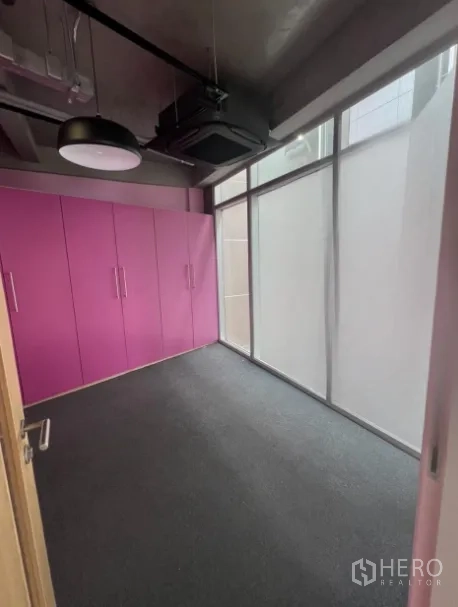 零售空间 出租在Khlong Toei, Bangkok - 细长办公室，磨砂玻璃与洋红色柜体。