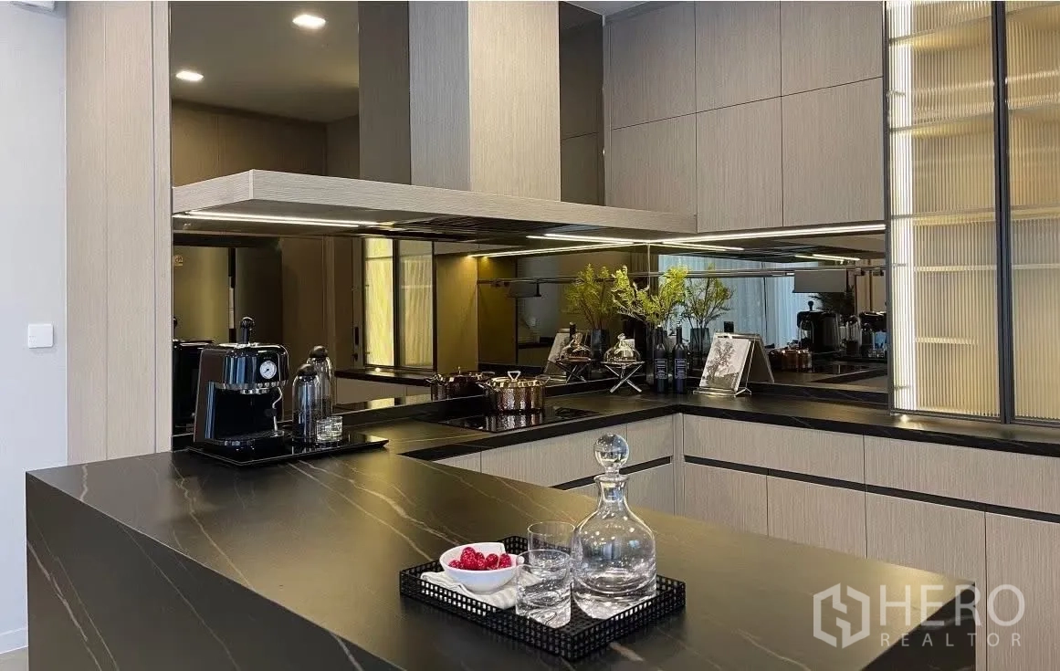 Detached House for rent in Bang Phli, Samut Prakan - Modern U-shaped kitchen with dark stone countertops and built-in cabinets.