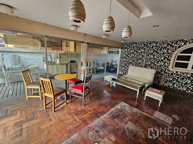 บ้าน ให้เช่าในSathon, Bangkok - ห้องนั่งเล่น-ทานอาหารเปิดออกสู่ระเบียงด้วยประตูกระจกบานเลื่อน