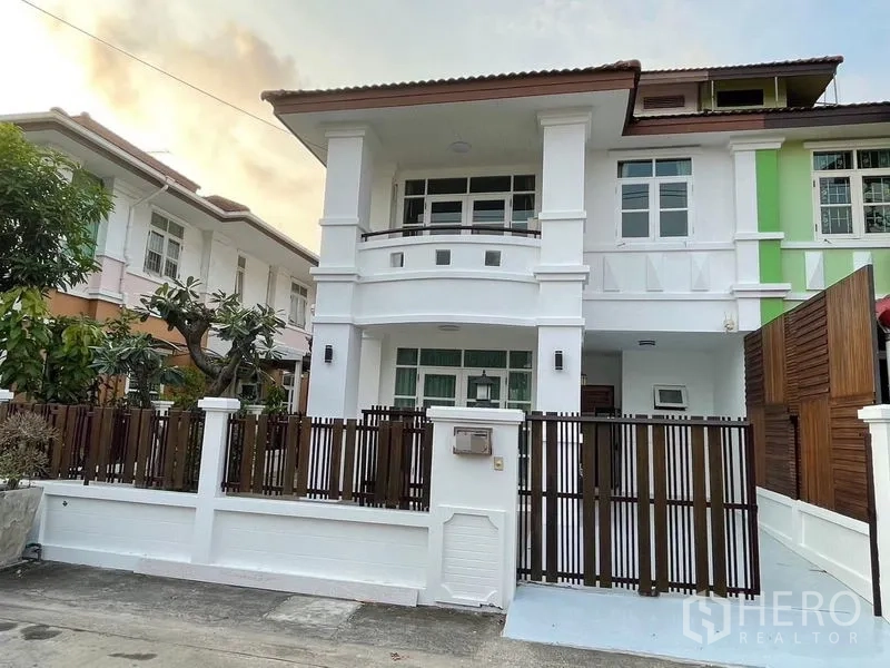 Detached House for rent in Bang Kapi, Bangkok - Two-storey white detached house facade with gated entrance and balcony.