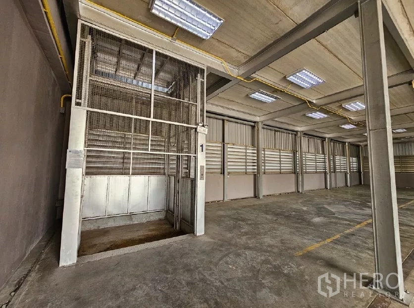 货栈 出租或出售在Lak Si, Bangkok - 底层货梯，用于楼层间货物运输