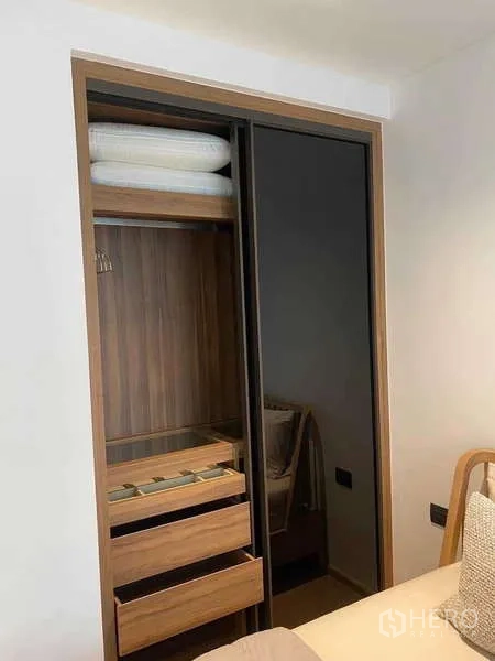 公寓 出租在Watthana, Bangkok - 推拉门嵌入式衣柜，配层板与抽屉