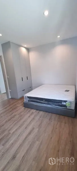 บ้าน ให้เช่าในSaphan Sung, Bangkok - ห้องนอนพื้นไม้พร้อมตู้เสื้อผ้าบิวท์อินและเตียงใหม่