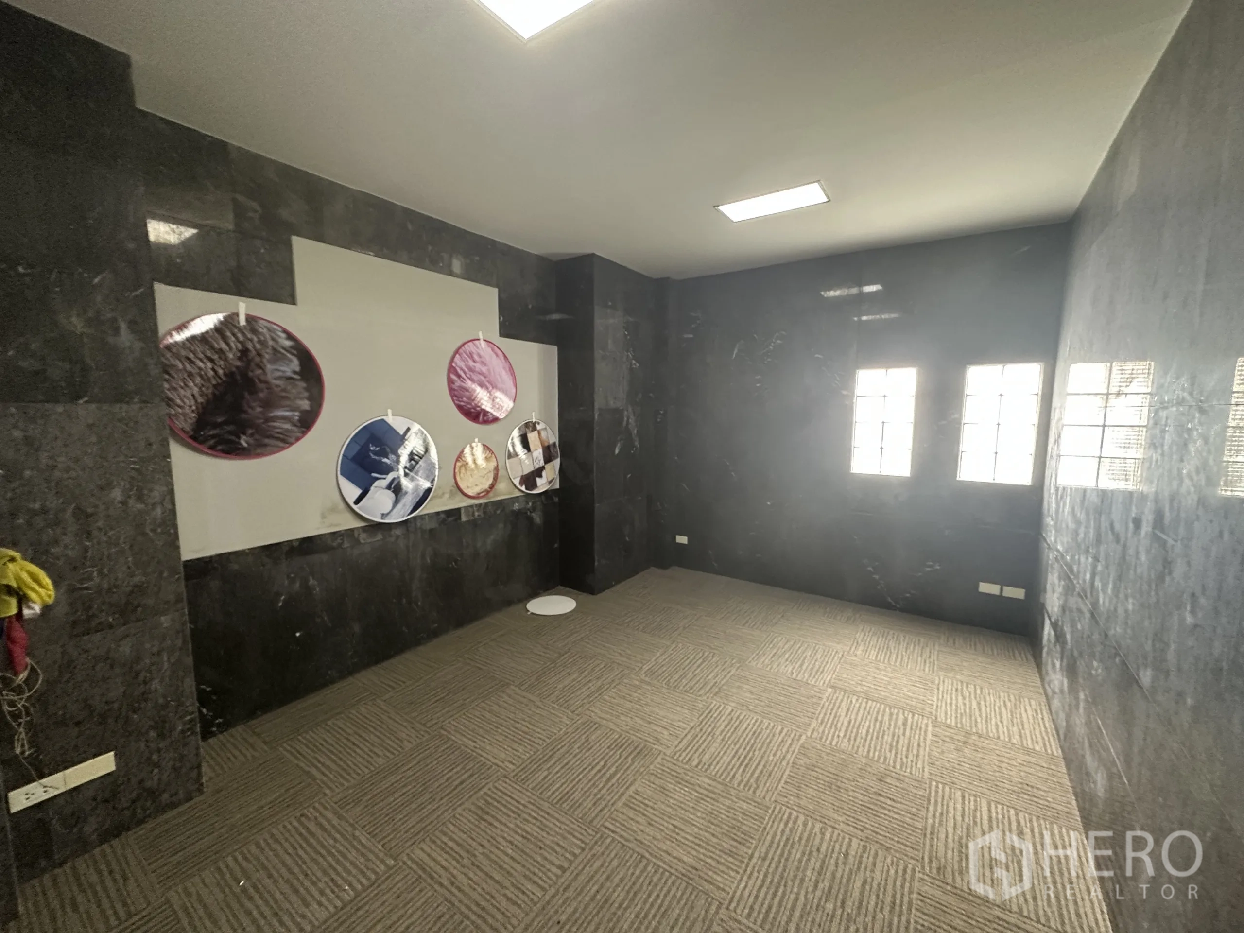 零售空间 出租在Suan Luang, Bangkok - 私密房间，深色仿石墙面与方块地毯，可作会客或咨询。