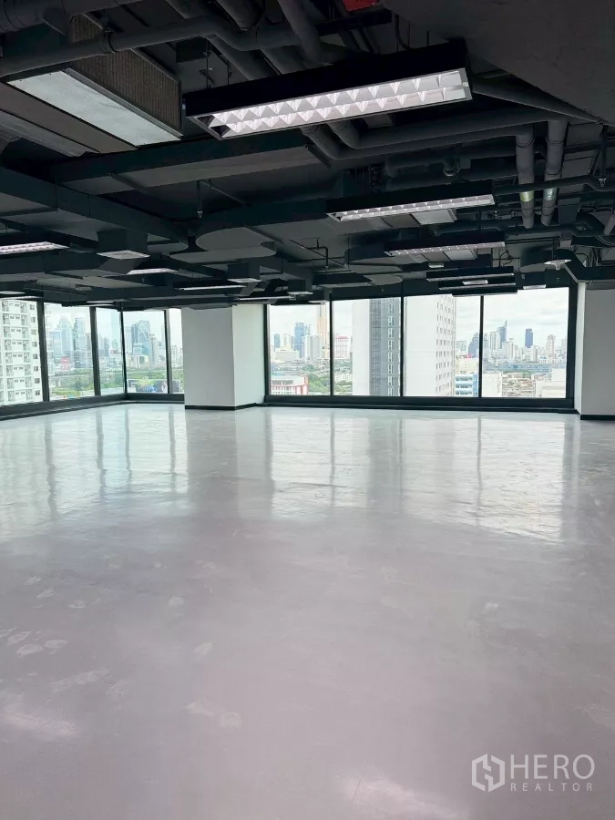 办公空间 出租在Din Daeng, Bangkok - 明亮转角单元，外露机电系统与环绕落地玻璃。