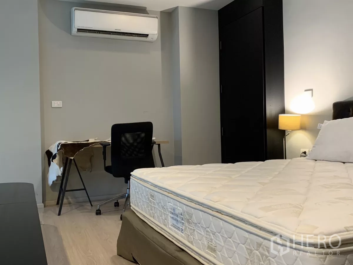 คอนโด ให้เช่าในKhlong Toei, Bangkok - มุมทำงานในห้องนอนพร้อมโต๊ะ เก้าอี้ เครื่องปรับอากาศ และโคมไฟหัวเตียง