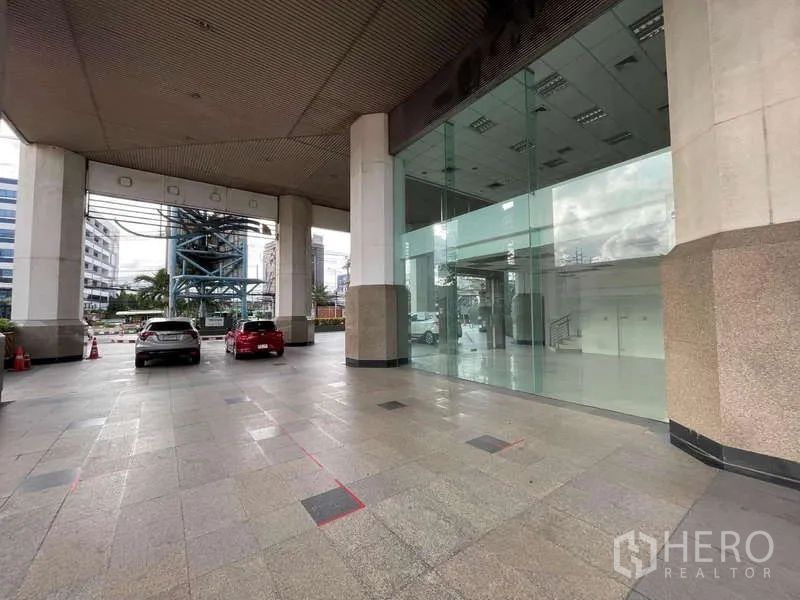 พื้นที่ขายปลีก ให้เช่าในYan Nawa, Bangkok - ด้านนอกอาคารพาณิชย์สมัยใหม่ กระจกฟาซาดสูงและทางเข้าใต้หลังคา.