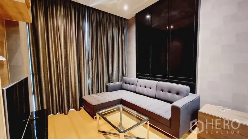 公寓 出售在Watthana, Bangkok - 客厅另一角度，L 形沙发与大幅窗帘