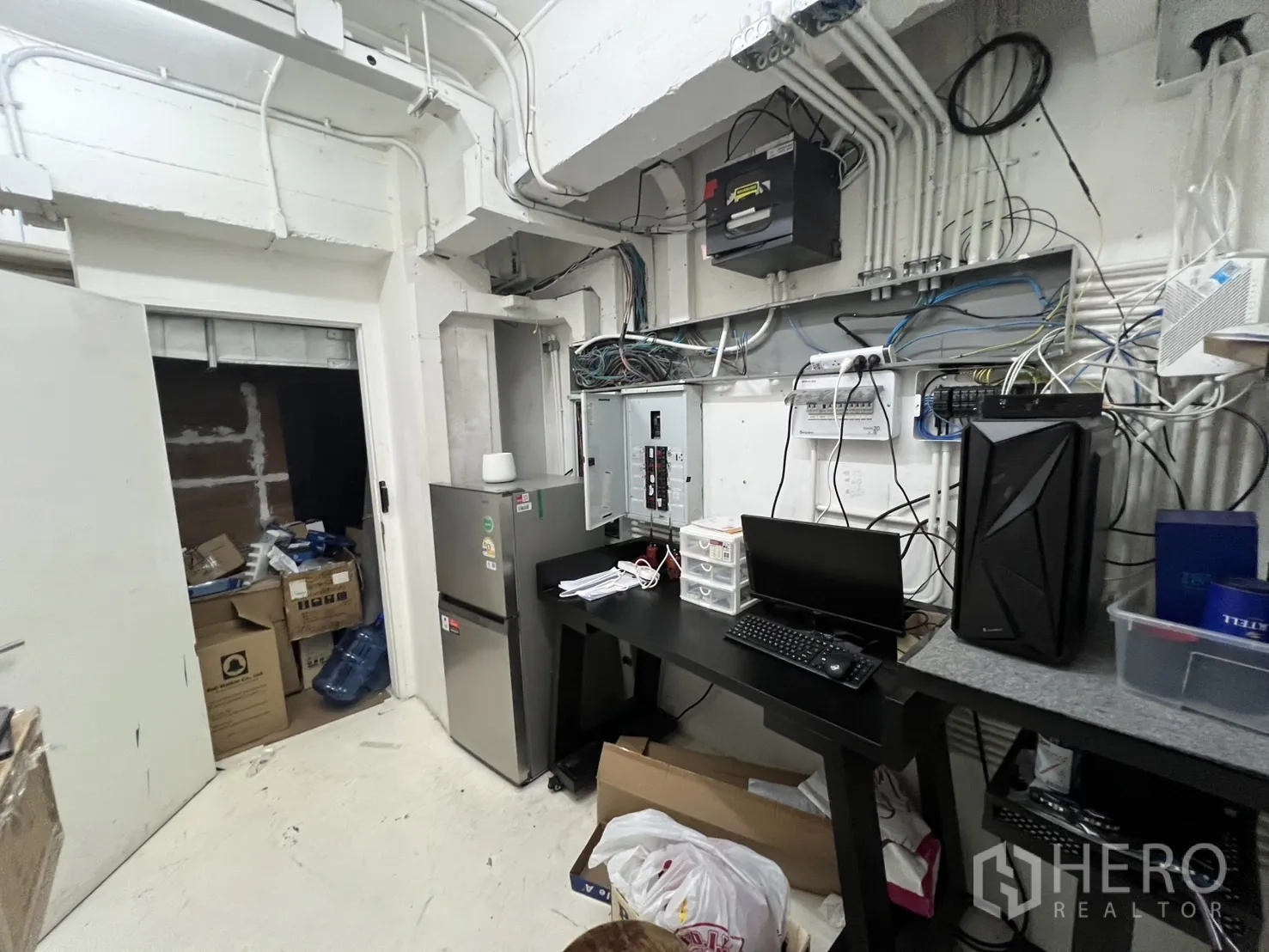 零售空间 出租在Watthana, Bangkok - 控制室，电箱、线路与工作台。