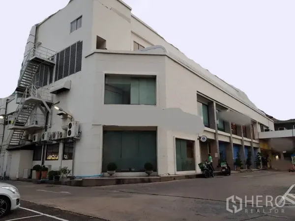 พื้นที่ขายปลีก ให้เช่าในKhlong Toei, Bangkok - มุมตึกพาณิชย์โลว์ไรส์ กระจกบานใหญ่ บันไดหนีไฟภายนอก และที่จอดรถ ในย่านพระโขนง