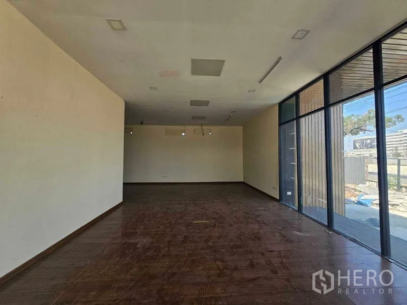 带办公室的家 出租在Prawet, Bangkok - 开放式大厅，木纹地板与落地窗采光。