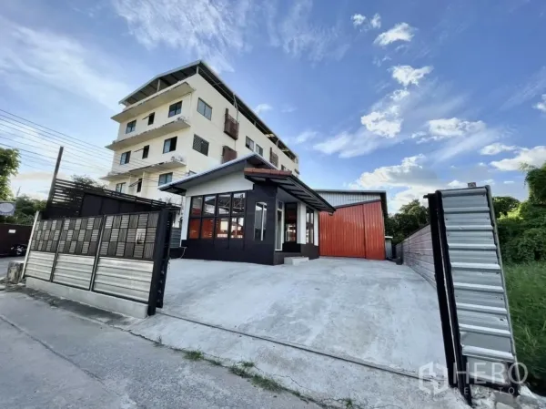 货栈 出租在Khlong Toei, Bangkok - 带大门的仓库物业，前方宽阔混凝土车道及办公室。