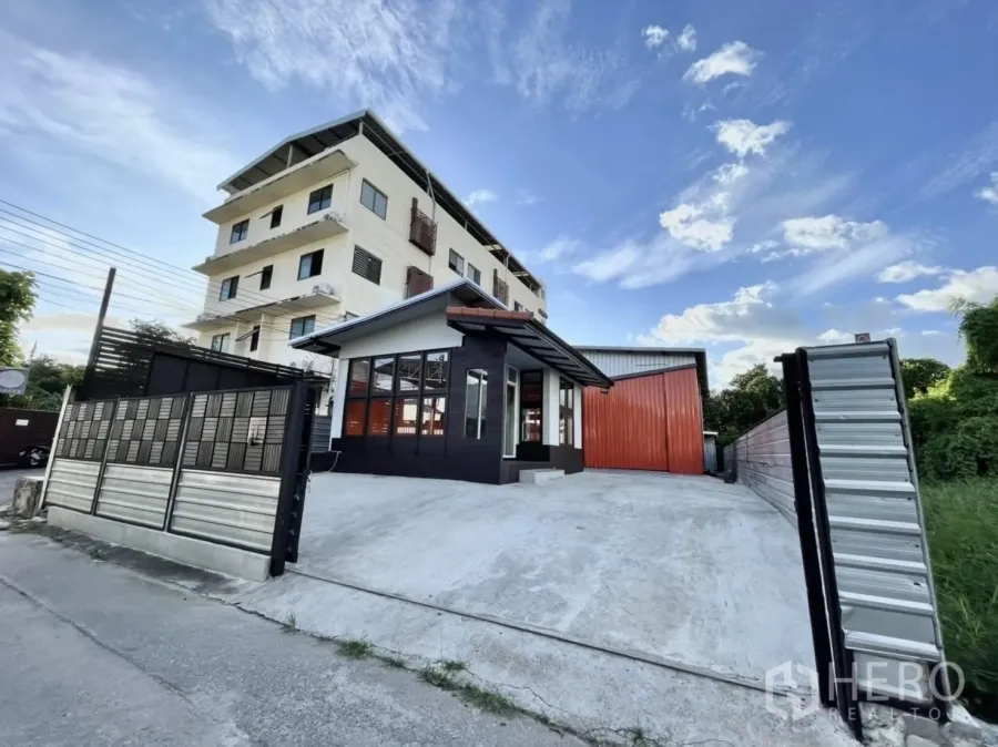 货栈 出租在Khlong Toei, Bangkok - 带大门的仓库物业，前方宽阔混凝土车道及办公室。