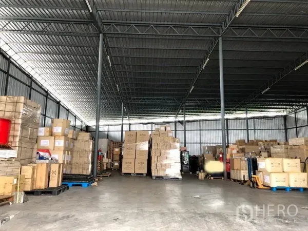 货栈 出租在Pak Kret, Nonthaburi - 室内广角视图，通畅地面、钢桁架与装卸区域。