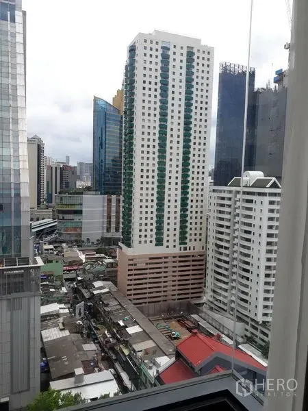 คอนโด ให้เช่าหรือขายในWatthana, Bangkok - วิวเมืองจากชั้นสูง มองเห็นอาคารสูงย่านสุขุมวิทและถนนคึกคัก ใกล้สถานีอโศก