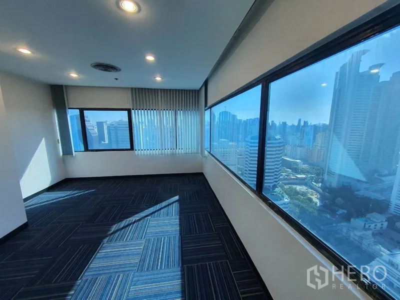 办公空间 出租在Watthana, Bangkok - 转角主管室，落地窗尽览曼谷天际线。