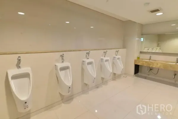 สำนักงาน ให้เช่าในPhaya Thai, Bangkok - ห้องน้ำชายสว่างไสว มีโถปัสสาวะหลายจุดและอ่างล้างมือท็อปหินอ่อน