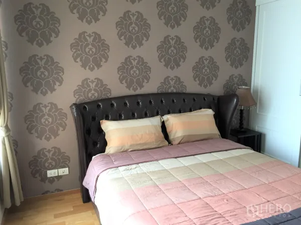 คอนโด ให้เช่าหรือขายในKhlong Toei, Bangkok - ห้องนอนอบอุ่น เตียงหัวหนังวินเทจ วอลล์เปเปอร์ลาย และเตียงคู่