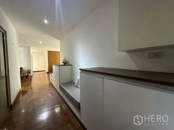 คอนโด ให้เช่าในWatthana, Bangkok - โถงทางเดินสว่าง พื้นปาร์เกต์ พร้อมตู้บิวท์อินสีขาวและม้านั่ง เชื่อมต่อสู่พื้นที่ทานอาหาร