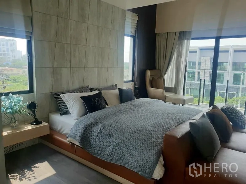 สำนักงานที่บ้าน ให้เช่าในBang Phli, Samut Prakan - ห้องนอนมุมสว่าง เตียงบิวท์อิน หน้าต่างใหญ่ และทางออกสู่ระเบียง